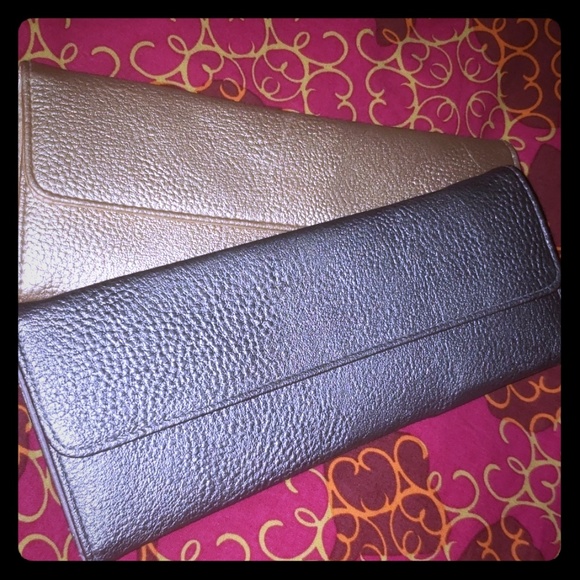 A set of clutches - Picture 1 of 2